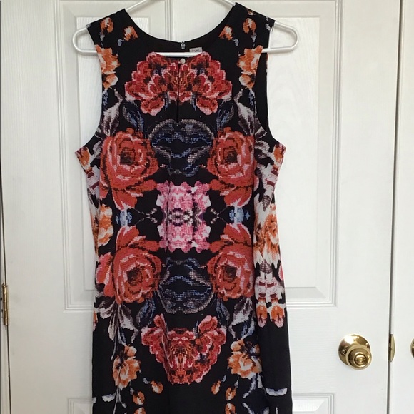 Lightweight summer dress with beautiful red flowers - Picture 1 of 3